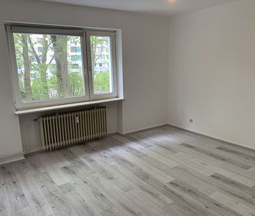 Zentral gelegene 2-Zimmer-Wohnung im 1. Obergeschoss mit Balkon - Photo 2