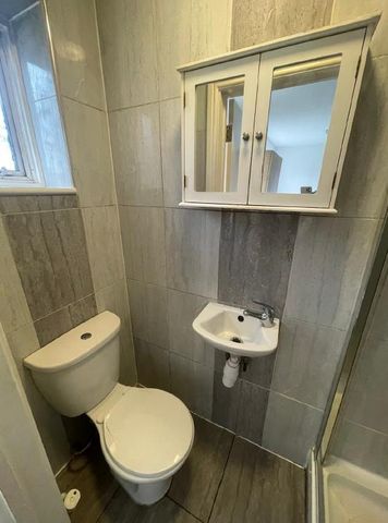 Bishops Grove, Hampton TW12, London - Photo 3