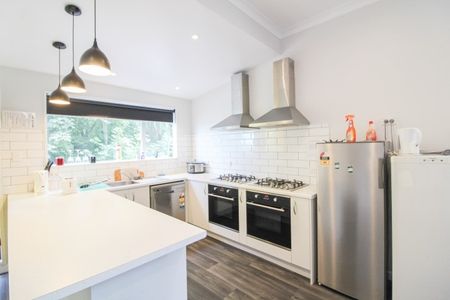 All inclusive rooms on Russell St - Available now - Photo 4
