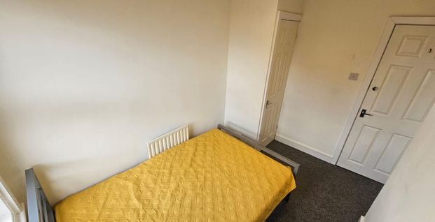Room 3, Knowle Road, Burley, Leeds, LS4 2PJ - Photo 1