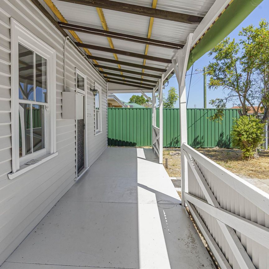 Fully Renovated 2 Bedroom Home - Stylish, Private & Low Maintenance - Photo 1