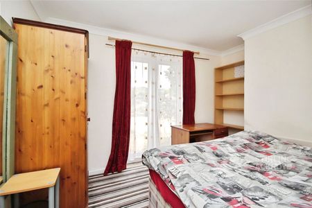 The Oval, Guildford, Surrey, GU2 7TZ - Photo 5