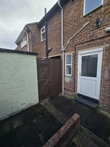 2 bedroom terraced house to rent - Photo 3