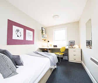 Large Standard Double Ensuite: Three Bed Flat - Photo 6