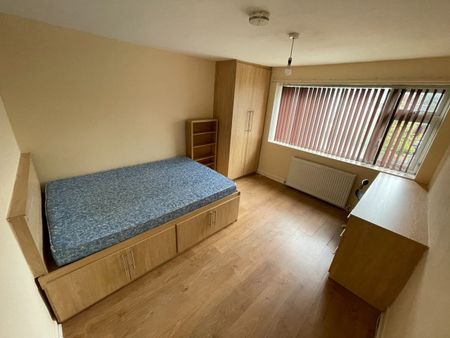 5 Bed Semi-Detached House, Clifton Avenue, M14 - Photo 2