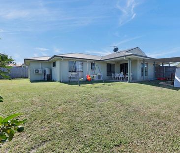 Spacious 4-Bedroom, 2-Living Gem with Solar - Photo 5