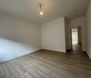 Gerenoveerd gelijkvloers appartement met tuin te huur - Photo 5