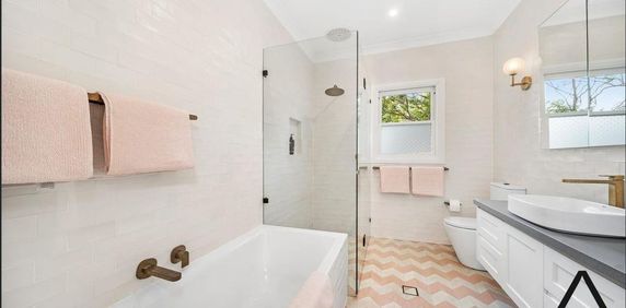 Elegant Family Home in a Leafy Cul-de-Sac Setting - Photo 2