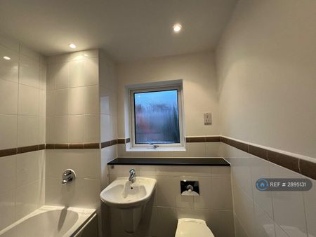 2 bedroom flat to rent - Photo 4
