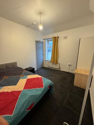 Room in a Shared House, Ash Road, B8 - Photo 1