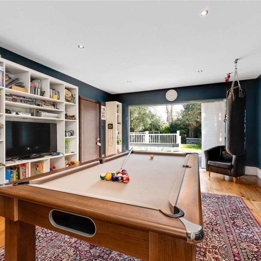 Beautifully presented five-bedroom family home, situated in a peaceful Esher cul-de-sac. - Photo 1