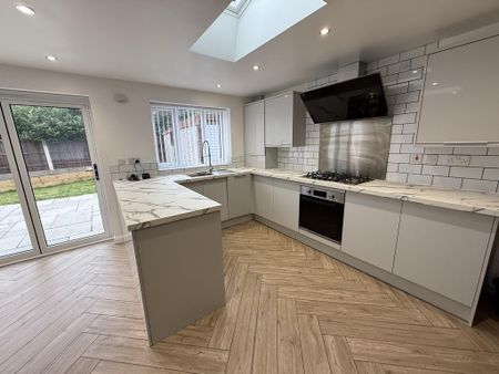 3 bedroom detached house to rent - Photo 2