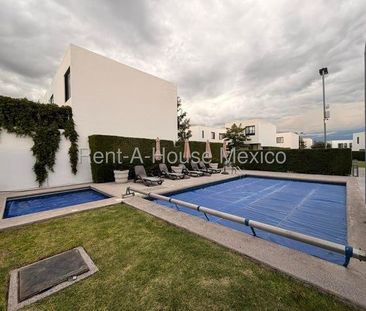 El Refugio. Casa en esquina con cuarto de TV y 4 recámaras con 1 en... - Photo 6