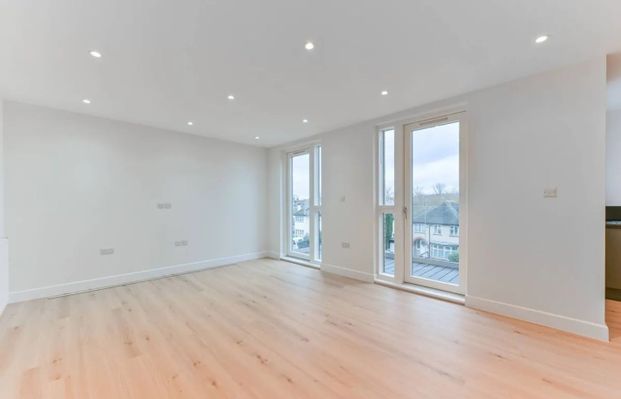 3 Bed Flat, Norbury Avenue, SW16 - Photo 1