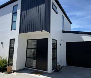 Spacious 3-Bedroom Townhouse - Photo 1