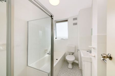 Sun-Filled Apartment Only 15 Minutes' Walk to Bondi Beach - Photo 5