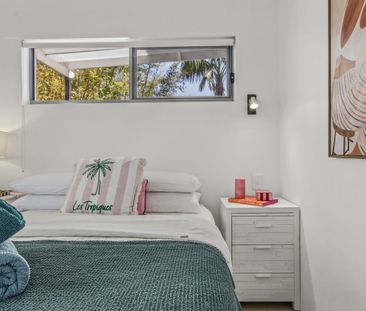 Furnished Beachfront Living – Renovated 2-Bedroom Apartment - Photo 4