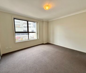Central, Spacious & Convenient ! - Photo 2