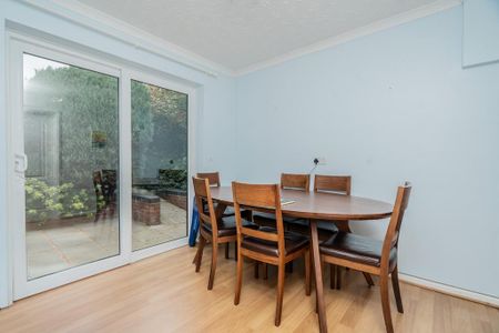 4 bedroom detached house to rent - Photo 4