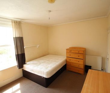 4 bedroom semi-detached house to rent - Photo 2