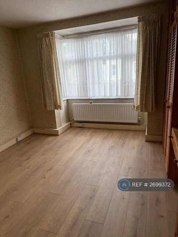 1 bedroom in a house share to rent - Photo 2