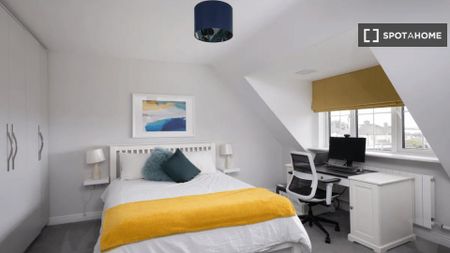 Room for rent in 4-bedroom house in Rathcoole, Dublin - Photo 2