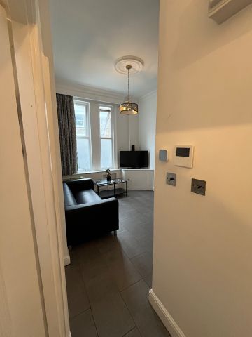 2 Bed Flat, Greyhound Road, W6 - Photo 3