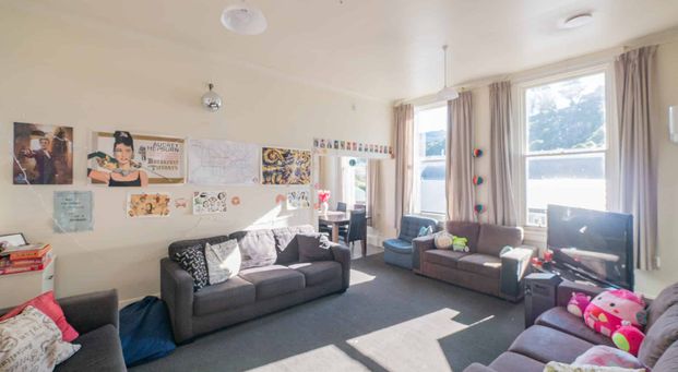 6 Bedroom Flat - New Addition Double Glazing for 2026 !! - Photo 1