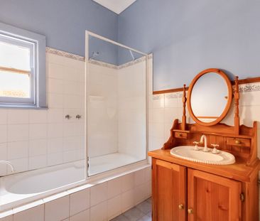 Charming Inner-City Character Home - Photo 3