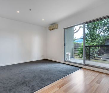 Centrally located apartment on Bell Street! - Photo 2