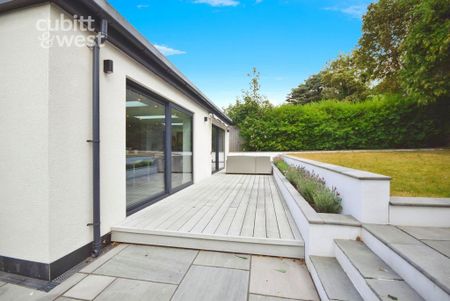 5 bedroom detached bungalow to rent - Photo 2