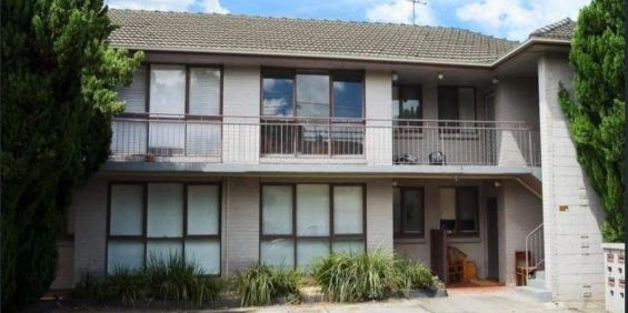 Stylish St Kilda Apartment with Leafy Views & Prime Location! - Photo 3