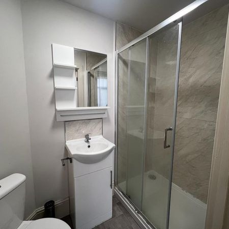 1 bedroom in a house share to rent - Photo 3