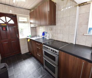 3 bedroom House in Walmsley Road, Leeds - Photo 6