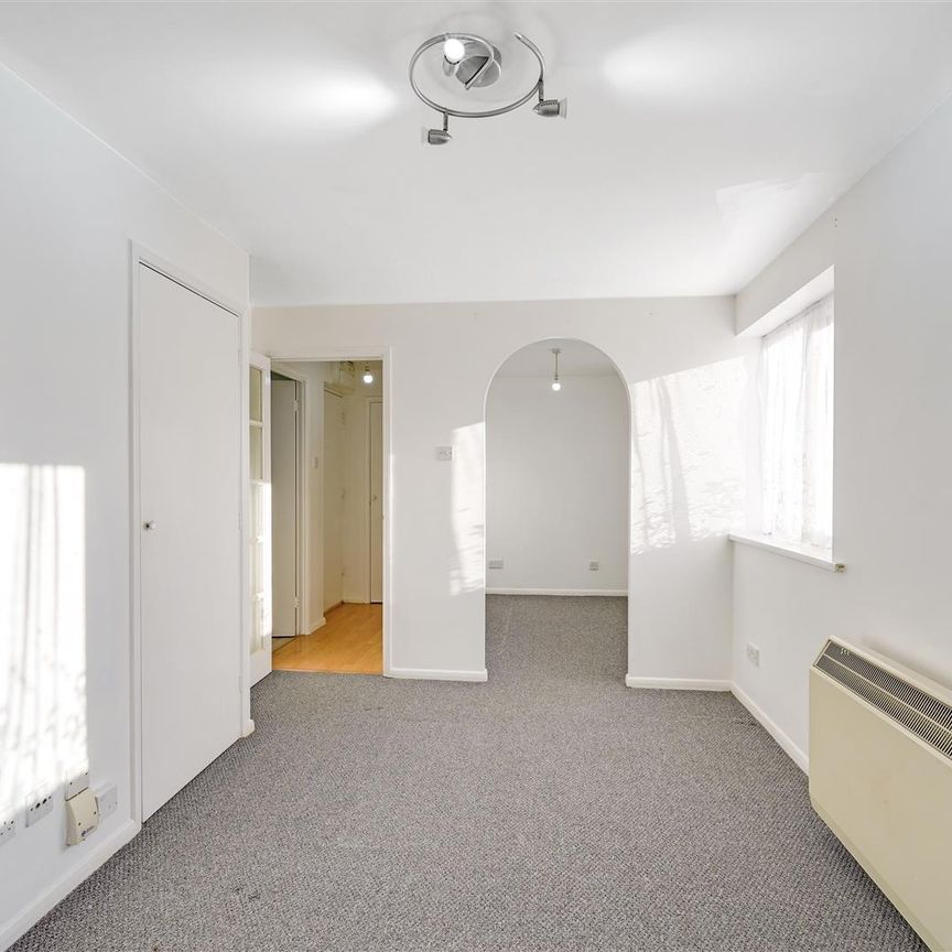 Studio To Let - Photo 1