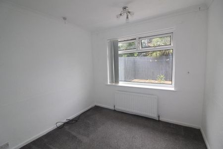 5 bedroom semi-detached bungalow to rent - Photo 4