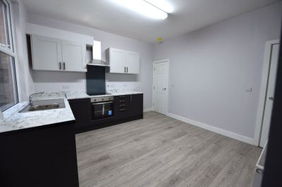 3 bedroom House in Highthorne View Bed), Armley Leeds - Photo 4