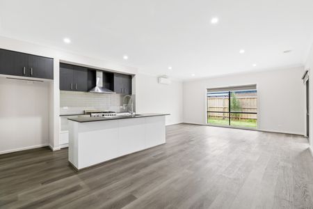 7 Kirkham Drive, Thornhill Park VIC 3335 - House For Rent | Domain - Photo 2