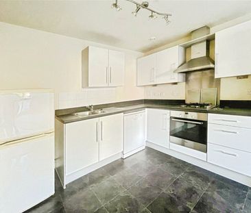 Harrow Close, Addlestone, Surrey, KT15 2GH - Photo 4