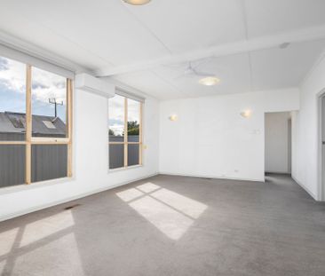 THREE BEDROOM FAMILY HOME - Photo 4