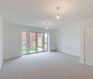 A modern four bedroom family home with private garden and parking - Photo 1