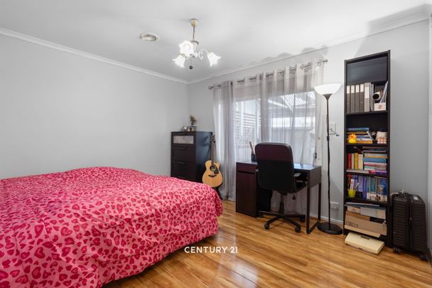 Family Home in Prime Location! - Photo 1