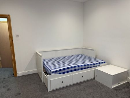 One bedroom Flat close to ilford station ideal for working couples- 1550 pcm - Photo 3