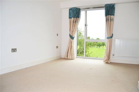 2 double bedroom apartment in the heart of the town centre with views over Victoria Park, with allocated PARKING. - Photo 2