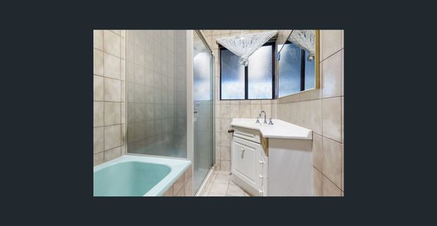 CHARMING 3 BEDROOM HOME IN EXCELLENT LOCATION. - Photo 1