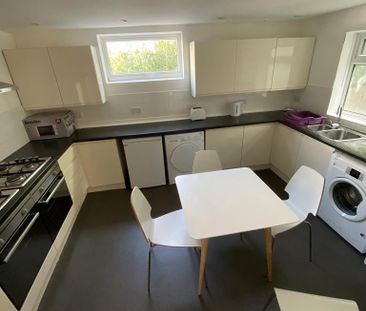 8 bedroom terraced house to rent - Photo 1