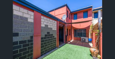 Stylish Coastal Townhouse in Exclusive Wannanup Location - Furnished or unfurnished - Photo 5