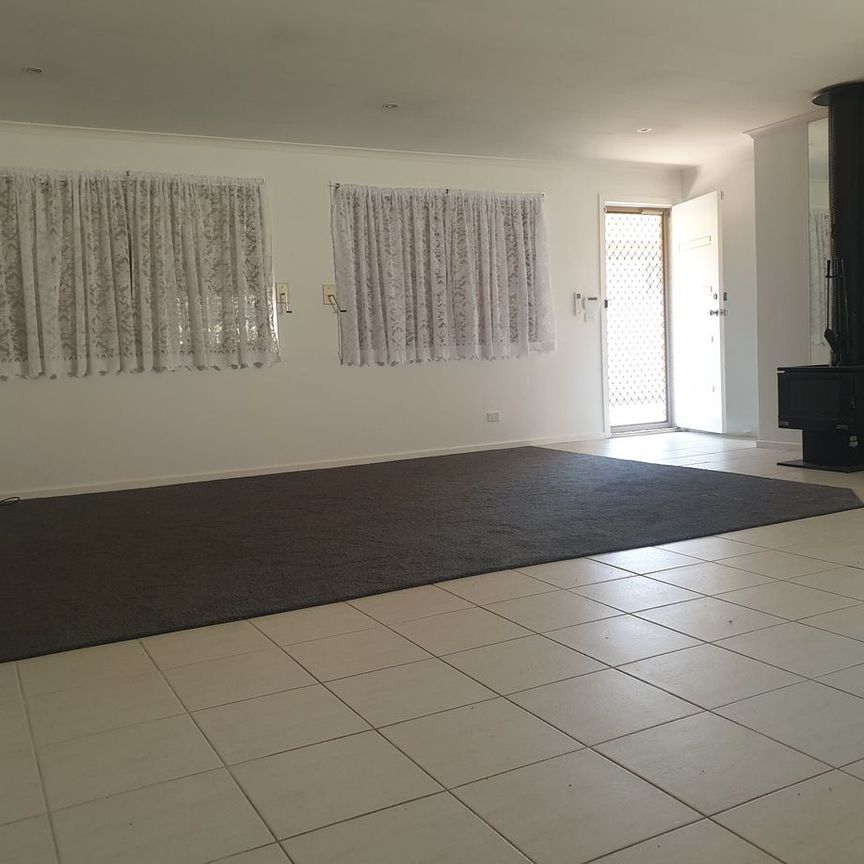 Modern Living with air conditioning! - Photo 1