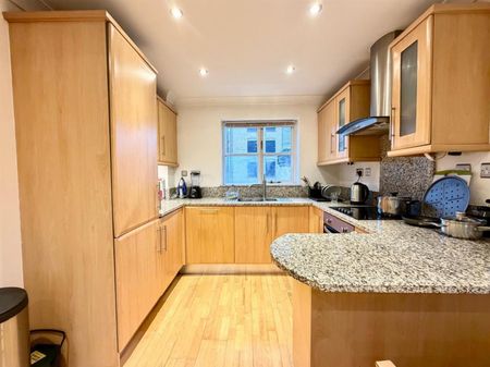 2 Bedroom Flat - Purpose Built To Let - Photo 3