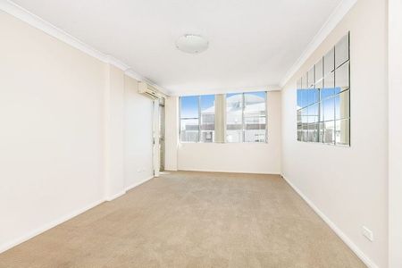 Spacious 1 bedroom unit - Photo 2